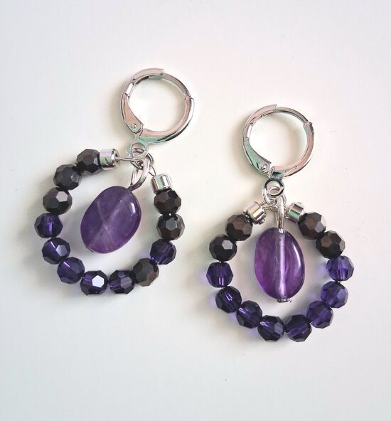 Auskari violetos toņos